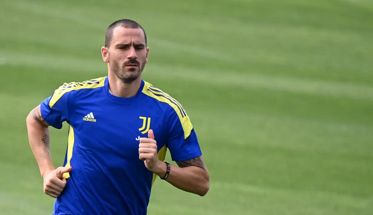Pemain Juventus Leonardo Bonucci menghadiri sesi latihan bersama rekan satu timnya di The Juventus Training Center, Turin, Italia, 13 September 2021. Juventus akan menghadapi Malmo pada pertandingan Grup H Liga Champions. (MARCO BERTORELLO/AFP)