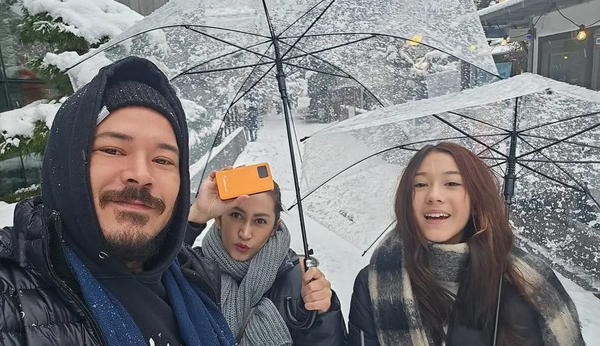 Nafa Urbach dan mantan suaminya, Zack Lee pun mengajak putrinya berlibur akhir tahun dan menyambut tahun baru ke Korea Selatan. Ketiga kompak mengenakan padding jaket warna hitam. [@nafaurbach]