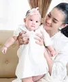Kesedihan tentu masih dirasakan Ririn Ekawati di hari raya lebaran ini. Beberapa minggu lalu Ririn barusaja ditinggal sang suami, Ferry Wijaya untuk selamanya. Ferry meninggal dunia saat Ririn sedang ibadah umroh. (Instagram/ririnekawati)