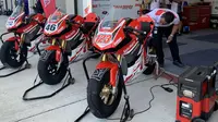 Situasi paddock Astra Honda Racing Team (AHRT) jelang balapan perdana ARRC Mandalika 2023, Sabtu (11/8/2023). (Liputan6.com/Melinda Indrasari)