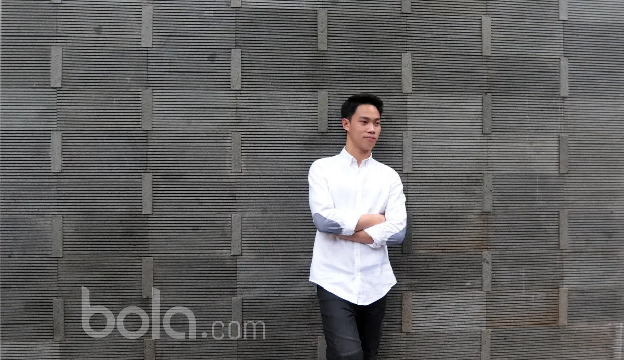 Presley Martono adalah pebalap Indonesia yang turun pada ajang Formula 4 Sout East Asia. (Bola.com/Nicklas Hanoatubun)