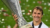 Pelatih Sevilla Julen Lopetegui berpose memegang trofi saat merayakan juara Piala Europa setelah mengalahkan Inter Milan di stadion RheinEnergie, Cologne, Jumat (21/8/2020). Sevilla juara Piala Europa setelah menang 3-2 atas Inter Milan. (Ina Fassbender / POOL / AFP)