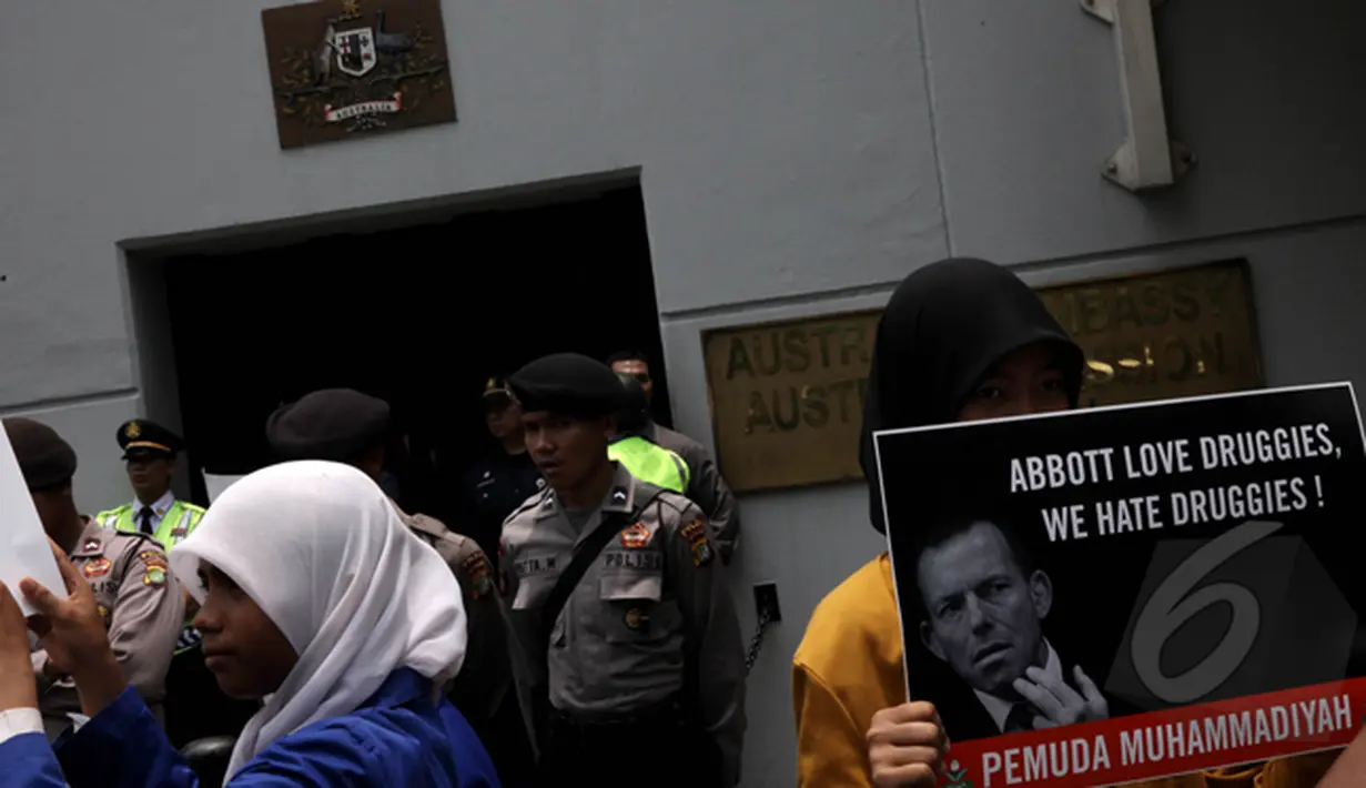 Sejumlah petugas kepolisian berjaga saat aksi di depan Kedubes Australia, Jakarta, Rabu (25/2/2015). Massa memprotes pernyataan Tony Abbott terkait dua terpidana mati Andrew Chan dan Myuran Sukumaran. (Liputan6.com/JohanTallo)