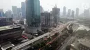 Proyek pembangunan Light Rail Transit (LRT) Jabodebek terlihat di Jalan Kuningan, Jakarta, Jumat (11/10/2019). Jalur yang akan menghubungkan Jakarta, Bogor, Depok, dan Bekasi tersebut ditargetkan akan rampung pada tahun 2021. (merdeka.com/Dwi Narwoko)