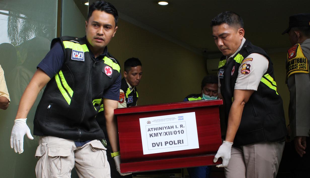 Petugas mengangkat peti berisi jenazah korban kebakaran Gedung Terra Drone, di Rumah Sakit Bhayangkara R. Said Sukanto atau RS Polri Kramat Jati, Jakarta, Rabu (10/12/2025). Suasana duka mendalam menyelimuti halaman belakang RS Polri Kramat Jati, Jakarta. (merdeka.com/magang/Rendi Saputra)