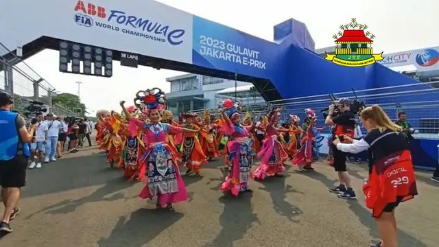 Tari nandak Betawi di pembukaan Gulavit Jakarta Formula E