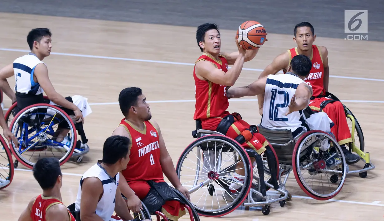 Pebasket difabel Indonesia, Donald P Santoso (kedua kanan) mengecoh kawalan pemain Thailand pada laga Indonesia Para Games Invitational Tournament 2018 di Hall A GBK, Jakarta, Senin (2/7). Indonesia kalah 35-58. (Liputan6.com/Helmi Fithriansyah)