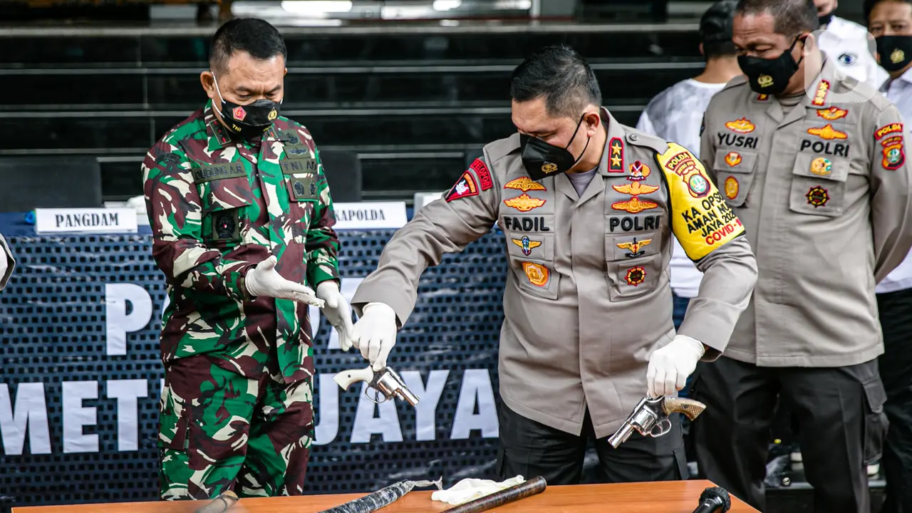 FOTO: Kapolda Metro Jaya dan Pangdam Jaya Beri Keterangan Terkait Penyerangan Petugas