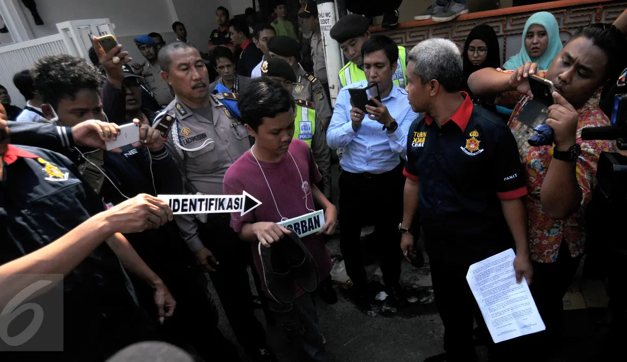 Korban DS yang digantikan perannya melakukan adegan reka ulang kejadian perkara pelecehan seksual di kediaman SJ, Jakarta, Kamis (17/3/2016). SJ menjalani rekonstruksi dengan korban DS sebanyak 34 adegan perkara. (Liputan6.com/Herman Zakharia)