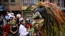 Peserta mengunakan topeng saat festival cahaya atau disebut festival Neku Jatra-Mataya di Lalitpur, Nepal (31/8/2015). Umat Buddha Nepal memperingati hari kemenangan Buddha Sakyamuni terhadap mahluk bernama Mara. (REUTERS/Navesh Chitrakar)