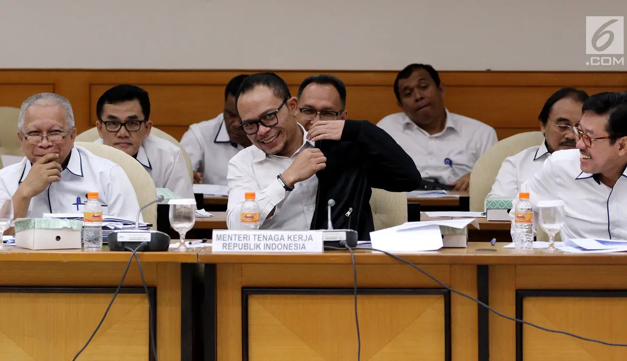 Menteri Ketenagakerjaan Hanif Dhakiri mengikuti rapat kerja dengan Tim Pengawas TKI di Senayan, Jakarta, Rabu (21/3). Timwas mendorong pemerintah segera mencari solusi terkait nasib TKI menyusul kejadian Zaini Misrin. (Liputan6.com/JohanTallo)