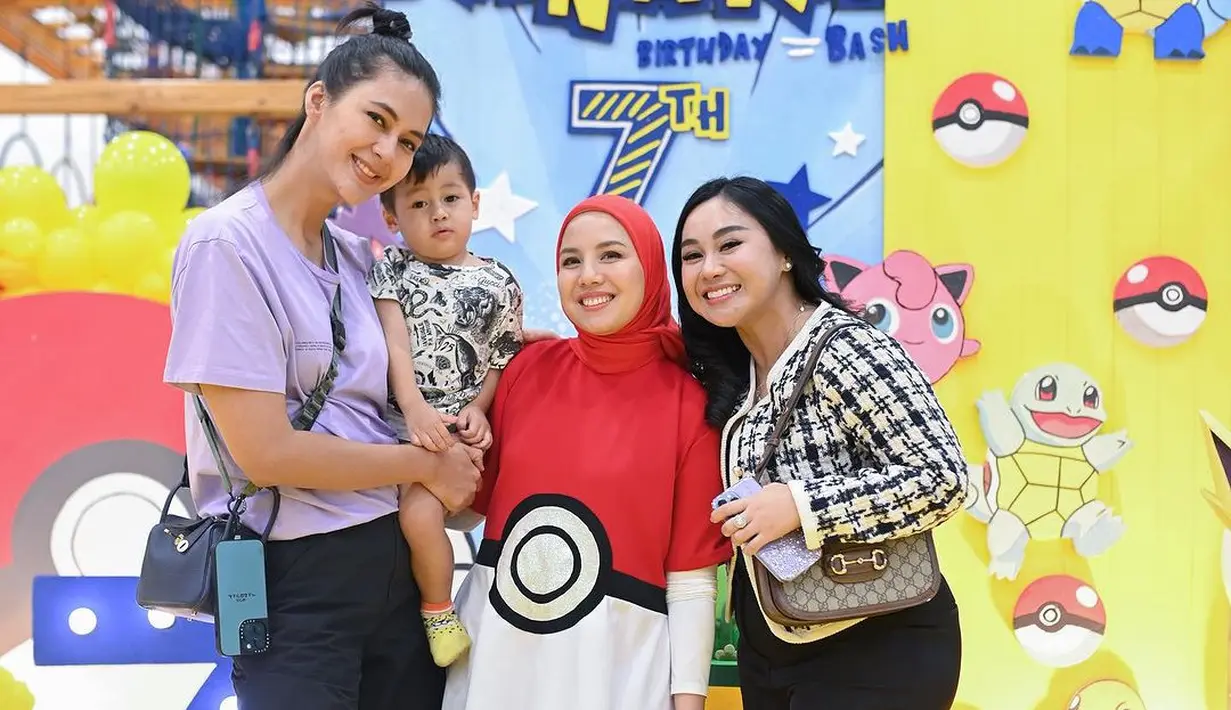 Model internasional Paula Verhoeven yang merupakan istri Baim Wong terlihat hadir bersama putranya Kenzo. [Instagram/tya_ariestya]
