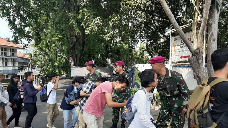 Mahasiswa mencium tangan marinir sebelum demo. (Liputan6.com/Yopi Makdori)