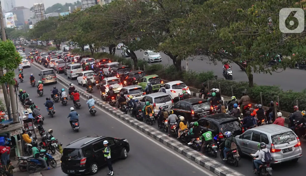 Kendaraan terjebak kemacetan di Jalan Margonda Raya, Depok, Jawa Barat, Sabtu (26/10/2019). Tingginya volume kendaraan menyebabkan jalan utama di Kota Depok tersebut tetap mengalami kemacetan, meski pengoperasian Jalan Tol Cijago Seksi II telah dilakukan. (Liputan6.com/Immanuel Antonius)
