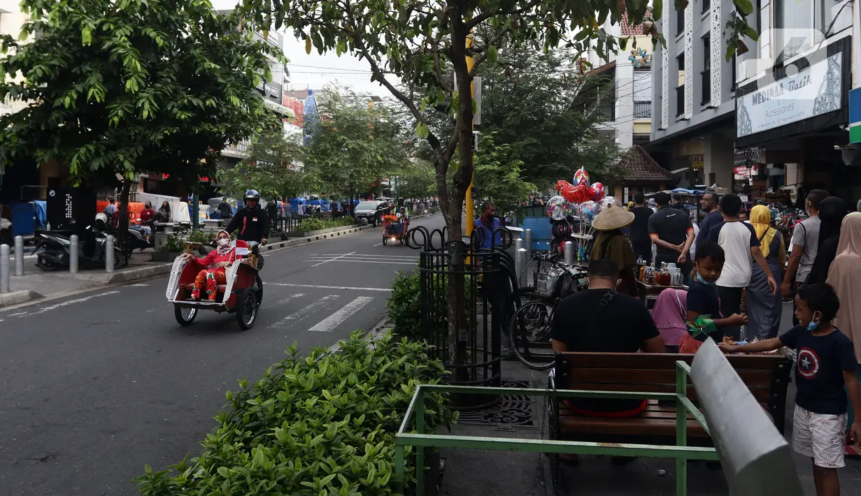 <p>Aktivitas masyarakat di kawasan Jalan Malioboro, Yogyakarta, Minggu (10/10/2021). Wisatawan yang berkunjung di kawasan wisata Yogyakarta wajib mematuhi dan menerapkan protokol kesehatan karena Daerah Istimewa Yogyakarta masih berstatus PPKM level 3. (Liputan6.com/Helmi Fithriansyah)</p>