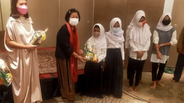 Diah Ayu Lestari saat berbagi kepada anak Yatim Piatu