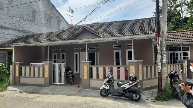 Suasana Rumah Korban Di Perumahan Taman Lopang Indah, Kota Serang, Banten. (Senin, 11/01/2021). (Liputan6.com/Yandhi Deslatama).