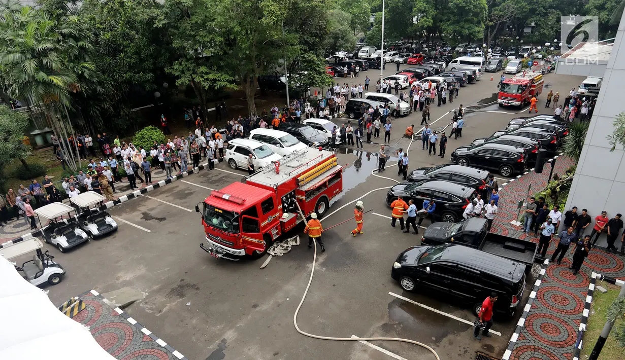 Mobil damkar dikerahkan saat kebakaran melanda ruangan kelompok kerja (Pokja) Sipil lantai dua Gedung Nusantara III DPR, Kompleks Parlemen, Jakarta, Selasa (14/11). Dugaan sementara, pemicu kebakaran adalah terjadinya korsleting (Liputan6.com/Johan Tallo)