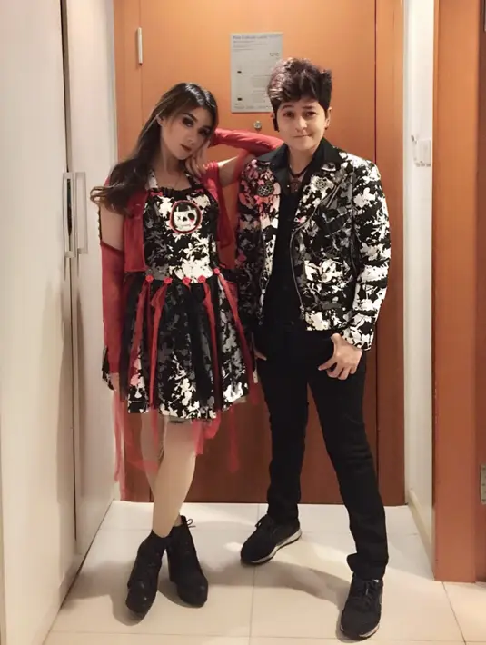 The Virgin memang dikenal sebagai duo yang punya ciri khas feminim dan tomboi. Dara sendiri identik dengan wajah cantik dan penampilannya yang feminim. (Foto: instagram.com/darathevirgin)