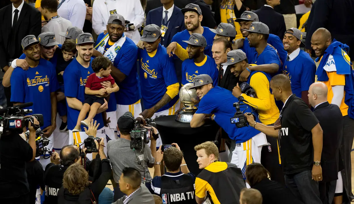 Para pemain Golden State Warriors mengelilingi trofi wilayah barat usai mengalahkan OKC Thunder pada final wilayah barat NBA Playoffs di Oracle Arena, (31/5/2016) WIB. Warriors menang 96-88. (Mandatory Credit: Kyle Terada-USA TODAY Sports)