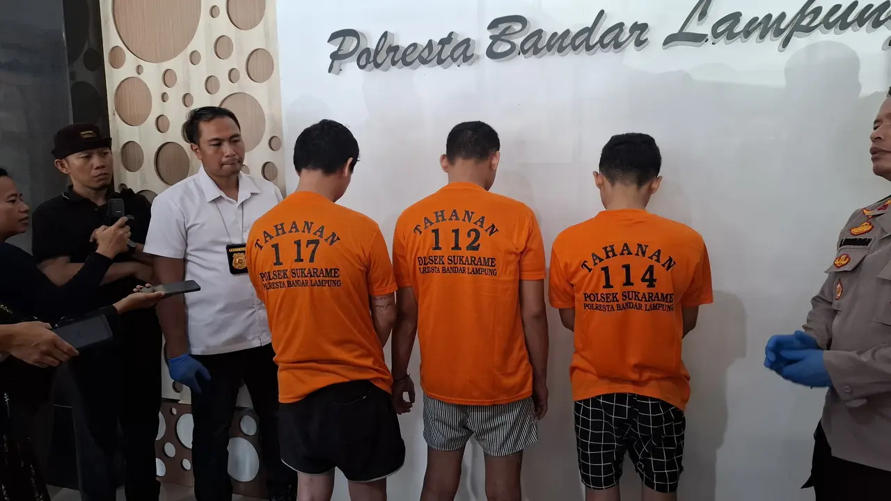 Ketelu pelaku kekeghasan jama maling ponsel korban cakak motor di Bandar Lampung.  Foto : (Liputan6.com/Ardi).