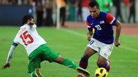 Penyerang Malaysia, Safee Sali, berusaha melewati kapten Timnas Indonesia, Firman Utina, pada final leg pertama Piala AFF 2010. (AFP/Kamarul Akhir)