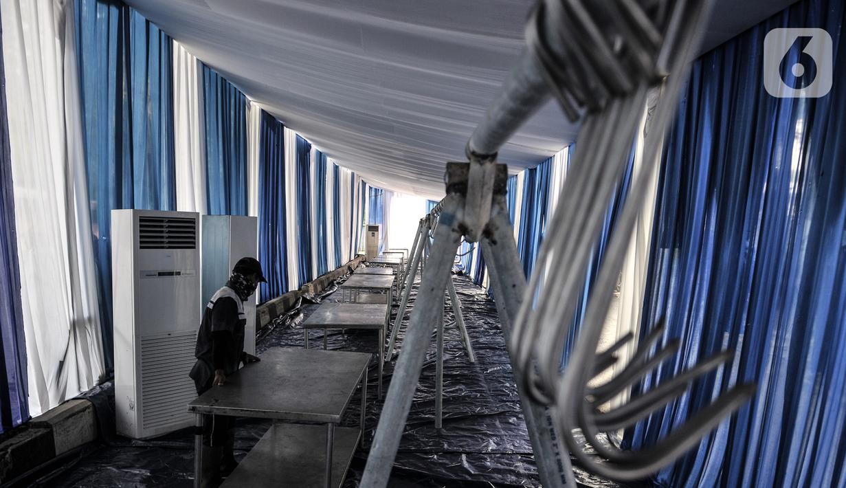 Pekerja saat menyiapkan ruang pemotongan tambahan yang ditata sesuai physical distancing di Rumah Pemotongan Hewan (RPH) PD Dharma Jaya, Cakung, Jakarta, Kamis (30/7/2020). (merdeka.com/Iqbal S. Nugroho)