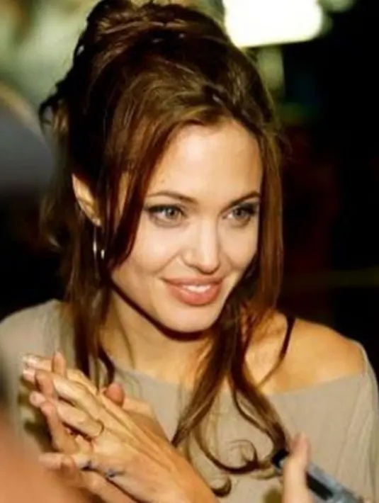 Dan sekarang, saat pernikahannya sudah di ujung tanduk, Pitt tetap melakukan usaha yang maksimal. Pitt meminta bantuan ayah Angelina Jolie, Jon Voight, untuk menjadi penengah di dalam kasus perceraiannya. (Instagraam/Angelinajolieofficial)