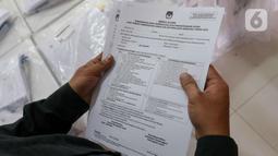 Penyaluran logistik Pilkada Jakarta 2024 dilakukan secara berjenjang dari Kecamatan, Kelurahan hingga Tempat Pemungutan Suara (TPS) yang dimulai sejak pagi hari sekitar pukul 07.00 WIB. (Liputan6.com/Herman Zakharia)