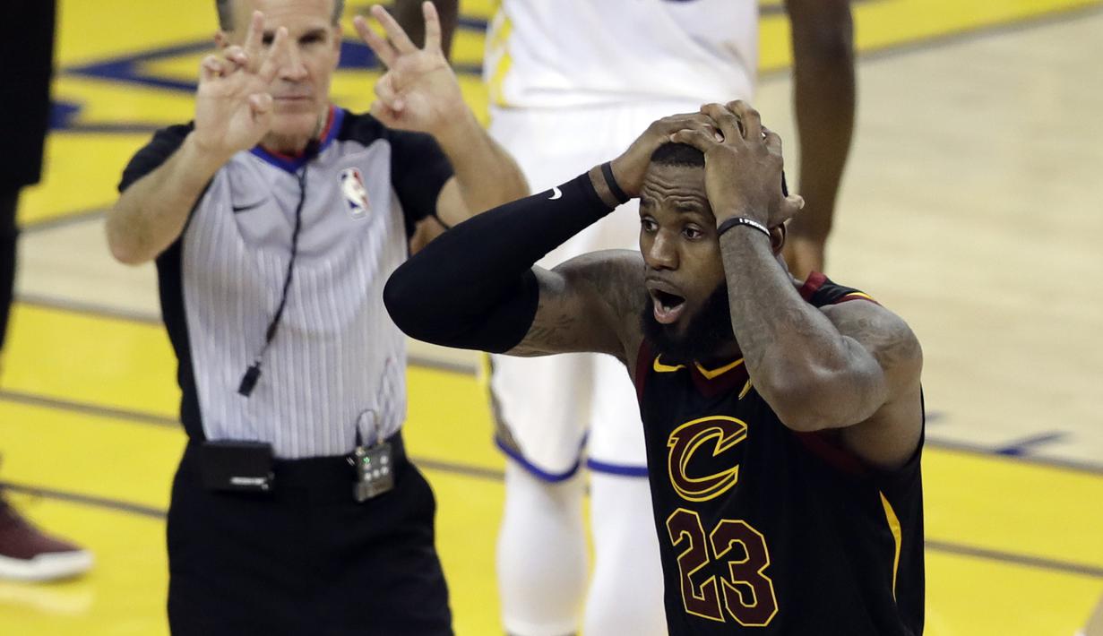 Ekspresi pemain Cavaliers, LeBron James (23) melakukan protes kepada wasit pada gim pertama final NBA basketball di Oakland, California, (31/5/2018). Warriors menang 124-114. (AP/Marcio Jose Sanchez)