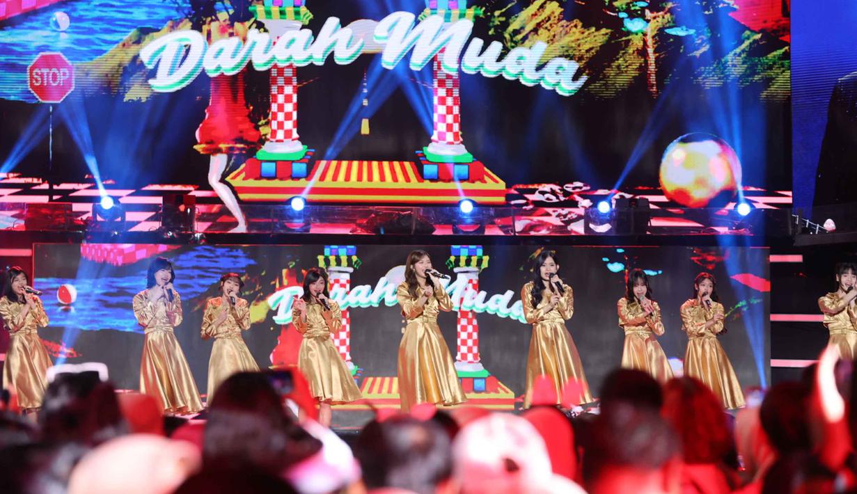 Dengan konsep perayaan besar, kolaborasi lintas generasi, serta jajaran pengisi acara yang beragam, Konser Raya 31 Tahun Indosiar Luar Biasa menjadi momen istimewa bagi pemirsa setia Indosiar. Tampak dalam foto, penampilan kolaborasi JKT48 dengan Raja Dangdut Rhoma Irama pada hari pertama malam puncak pertama Konser Raya 31 Tahun Indosiar Luar Biasa di Studio 6 Emtek City, Daan Mogot, Jakarta Barat, pada Sabtu (10/1/2026) malam. (Kapanlagi.com/Budy Santoso)