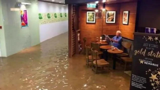 6 Potret Orang Makan dengan Santai Saat Banjir Ini Bikin Geleng Kepala