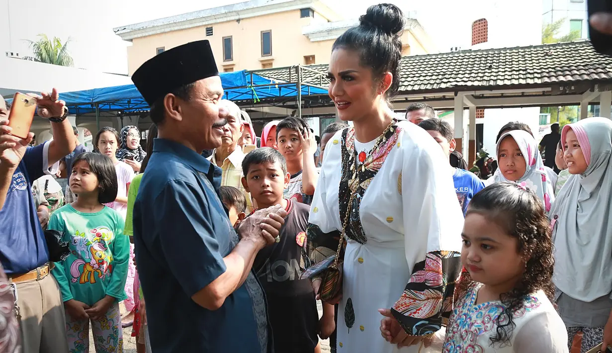 "Karena kerjaannya yang nggak bisa ditinggal dan juga ada kegiatan penting Jumat kemarin dan Senin besok, jadi kasihan. Alhamdulilah suami datang untuk ulang tahun Amora minggu depan," ujar KD. (Bambang E Ros/Bintang.com)