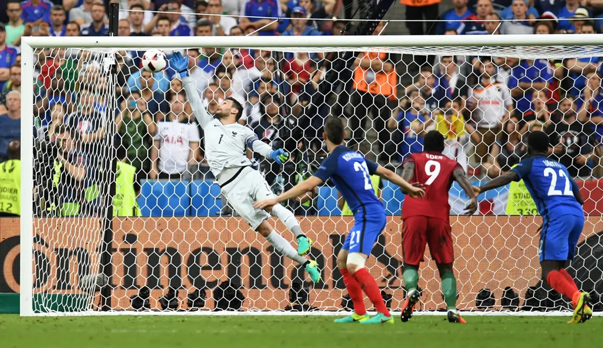 Kiper Prancis, Hugo Lloris, berusaha menghalau serangan pemain Portugal pada laga final Piala Eropa 2016 di Stade de France, Saint-Denis, Senin (11/7/2016) dini hari WIB. (AFP/Patrik Stollarz)