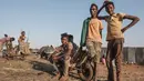 Anak-anak berlarian di gang pasar lokal Kota Asosa, Ethiopia, Rabu (25/12/2019). (EDUARDO SOTERAS/AFP)