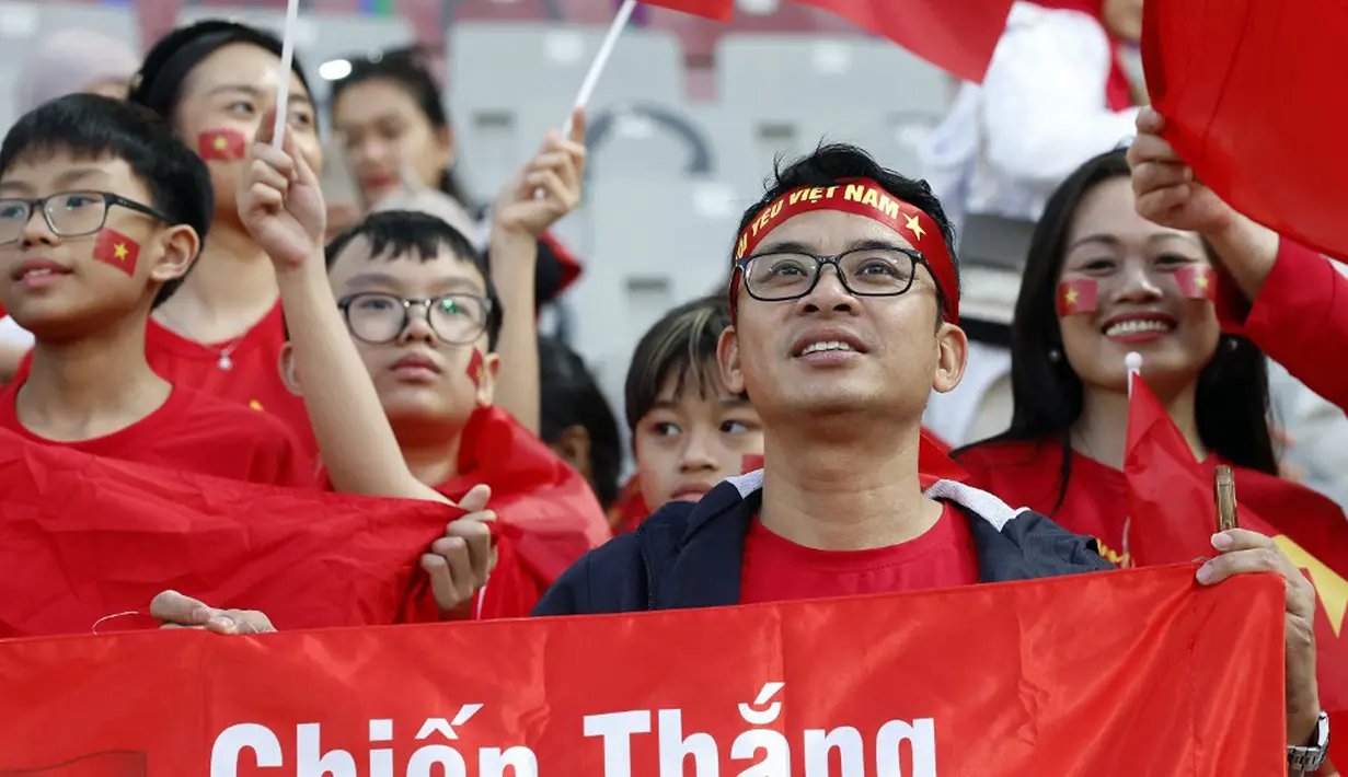 Sorak sorai dikumandangkan suporter Timnas Indonesia dan Vietnam saat menyaksikan laga. (KARIM JAAFAR/AFP)