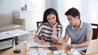 ilustrasi sepasang kekasih tengah mencatat cashflow bulanan/copyright freepik.com/pressfoto