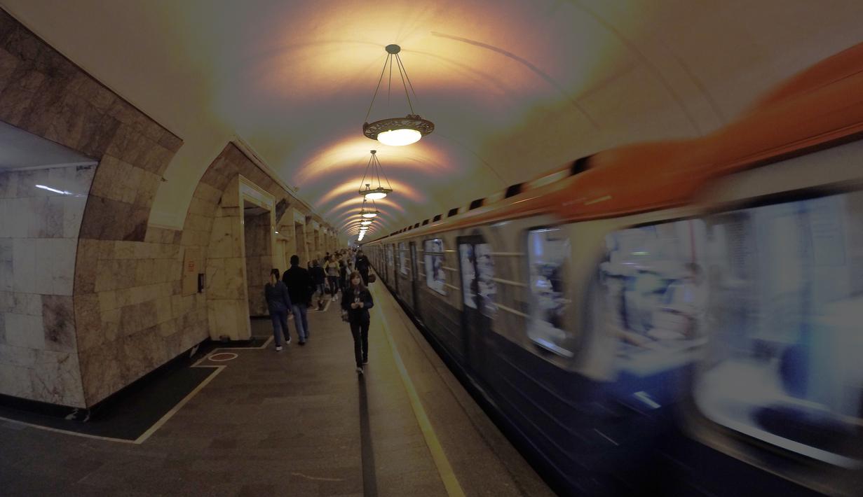 Sama seperti transportasi Eropa lainnya, metro disini juga hampir selalu tepat waktu dan terjadwal. Tak hanya itu keunggulannya, stasiun metro juga memiliki lantai yang bersih dan hampir tidak ada kotoran. (Bola.com/Okie Prabhowo)