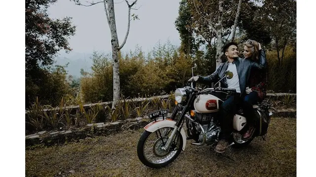Jarang Tersorot, Ini 7 Momen Mesra Randy Pangalila bareng Istri Bulenya