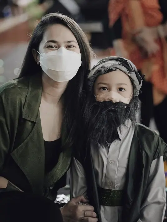 <p>Sabai pun menyempatkan diri untuk hadir saat anak pertamanya pantas drama di sekolahnya. Sabai pun tampil mengenakan luaran hijau army dipadukan inner hitamnya. @sabaidieter</p>