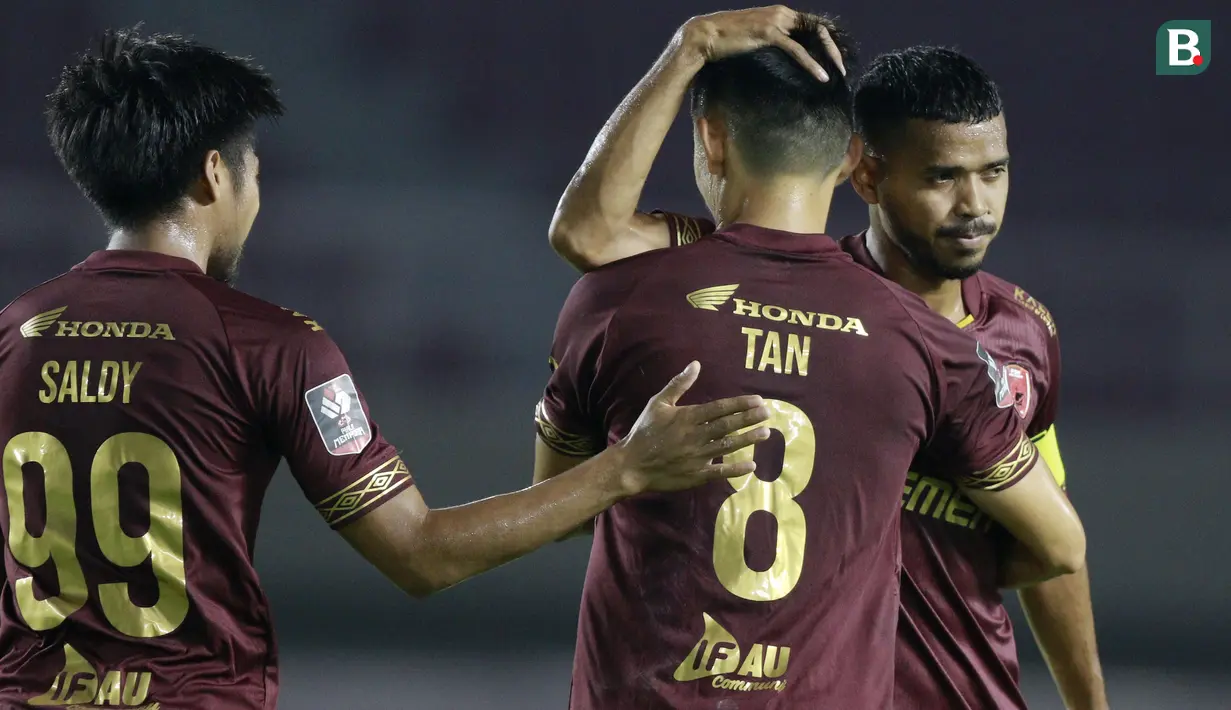 PSM akhirnya berhasil menyamakan kedudukan memasuki menit ke-59. Itu tercipta lewat sepakan bebas yang dilepas oleh Sutanto Tan. Tendangan kerasnya gagal dibendung oleh Miswar Saputra dan menggetarkan jala gawangnya. (Bola.com/M Iqbal Ichsan)