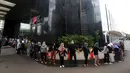 Ratusan Wadah Pegawai KPK menggelar aksi Solidaritas Untuk Gilang mengelilingi Gedung KPK Merah Putih di Jakarta, Kamis (7/9). Aksi barikade dengan bergandengan tangan sebagai bentuk dukungan dan solidaritas. (merdeka.com/Dwi Narwoko)