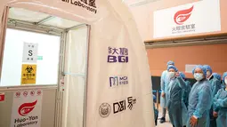 Orang-orang mengunjungi Laboratorium Mata Api di Hong Kong, China selatan (26/8/2020).  Pengujian COVID-19 berskala besar tersebut di bawah Program Pengujian Masyarakat Universal dari pemerintah Daerah Administratif Khusus (Special Administrative Region/SAR) Hong Kong. (Xinhua/Li Gang)