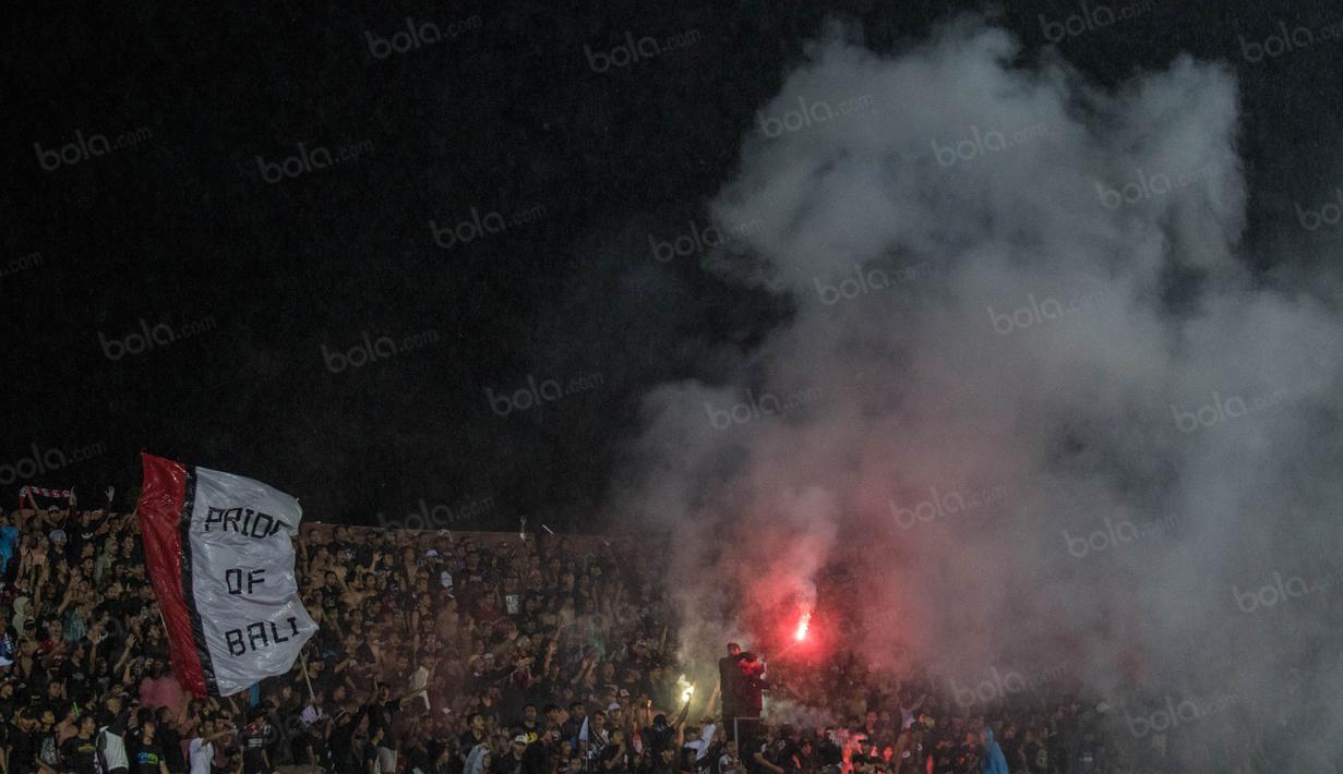 Meski hujan terus mengguyur namun Semeton Dewata tetap memadati stadion dan bernyanyi selama 90 menit laga berlangsung. (Bola.com/Vitalis Yogi Trisna)