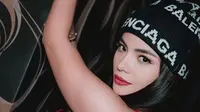 Hubungan Dinar Candy dan Ko Apex kembali jadi sorotan di jagat maya. Baru-baru ini beredar isu ia telah diceraikan Ko Apex melalui video call. (Foto: Dok. Instagram @dinar_candy)