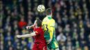 Gelandang Liverpool, James Milner, duel udara dengan pemain Norwich City, Kenny McLean, pada laga Premier League di Stadion Carrow Road Minggu (16/2/2020). Liverpool menang 1-0 atas Norwich City. (AP/Frank Augstein)