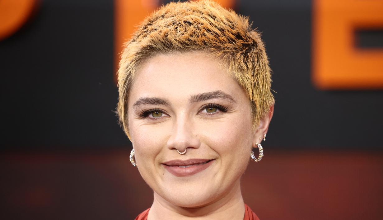 Florence menata rambut barunya yang diwarnai dengan gaya pendek dan memilih tampilan riasan alami untuk memamerkan fitur cantiknya. (AFP/Henry Nicholls