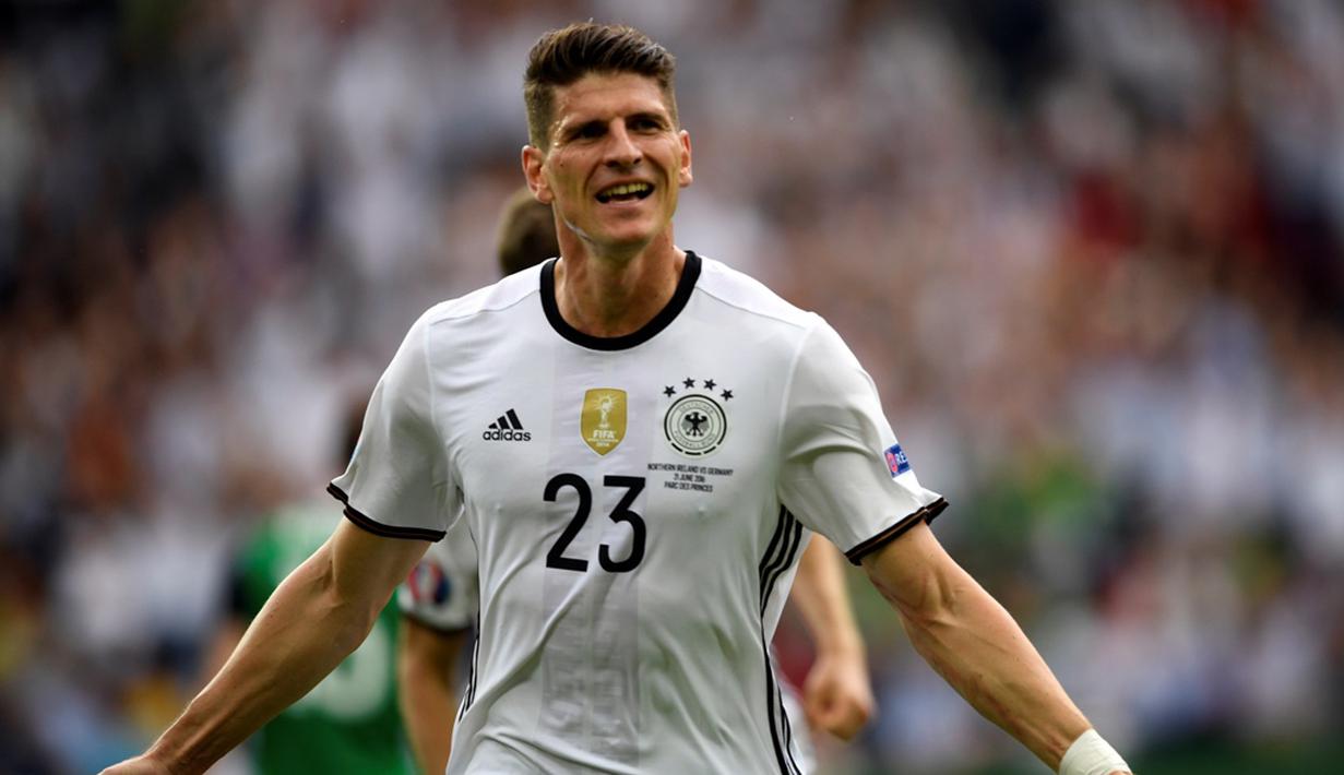 Mario Gomez mencetak gol tunggal kemenangan Jerman atas Irlandia Utara, 1-0, pada laga Grup C Piala Eropa 2016 di Parc des Princes, Paris, Selasa (21/6/2016). (AFP/Lionel Bonaventre)