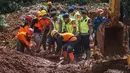 Warga yang selamat maupun yang terdampak terpaksa mengungsi dan mendapatkan penanganan lebih lanjut dari pihak berwenang. Tampak dalam foto, tim penyelamat mencari korban setelah longsor menimbun beberapa rumah di Desa Cibeunying, Kabupaten Cilacap, Jawa Tengah, pada Senin 17 November 2025. (Bakhtiar RAHMAN/AFP)