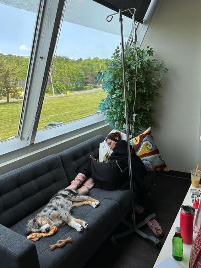 Bella Hadid Ungkap Perjuangannya Melawan Penyakit Lyme Selama 15 Tahun